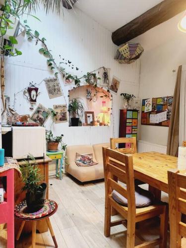 une salle à manger avec une table et des chaises en bois dans l'établissement Maison et jardin coeur de village, à Sumène