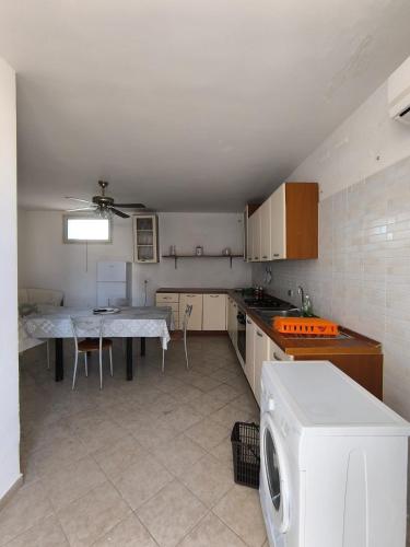 a small kitchen with a table and a microwave at casa vacanza emanuele in Alezio