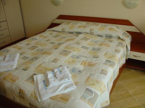 Una cama con toallas en una habitación en Complex Sunny Dreams, en Sunny Beach