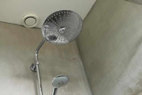 a shower with a shower head in a bathroom at VlieMare Appartementen De Kluut in Oost-Vlieland