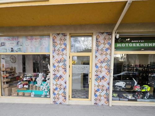 ein Geschäft vor einem Laden mit einem Schaufenster in der Unterkunft Center Apartments The Quiet Luxury 1 in Plowdiw