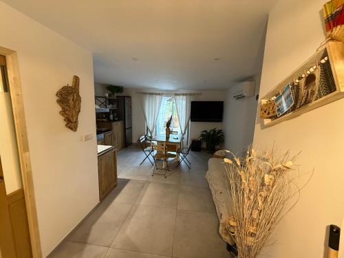 un salon avec un canapé et une table dans l'établissement La baie des anges, à La Ciotat