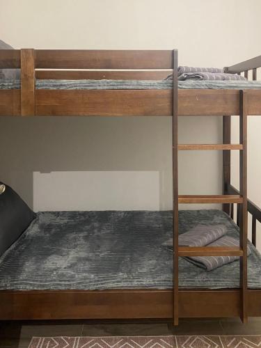 een paar stapelbedden in een kamer bij Casa Moderna Iloilo in Iloilo City