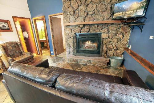 Χώρος καθιστικού στο Timber Creek Chalets- 7 cabin