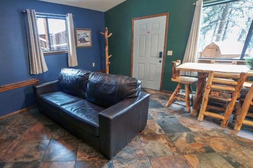 Χώρος καθιστικού στο Timber Creek Chalets- 7 cabin