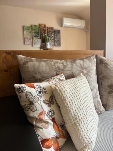 Un dormitorio con una cama con almohadas encima. en Апартамент Lina View, en Tryavna