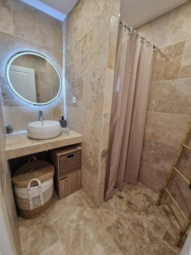 une salle de bain avec un lavabo et un miroir dans l'établissement Opetitparadis, à Six-Fours-les-Plages