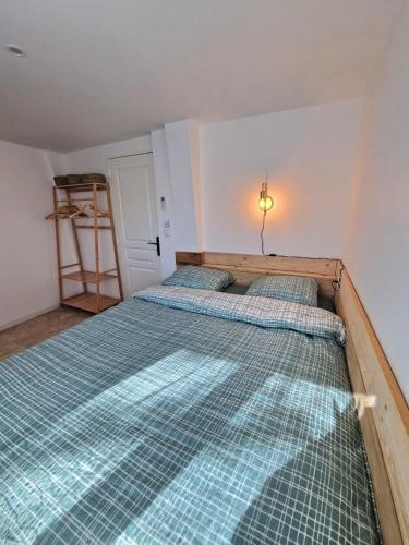 deux lits dans une petite pièce avec dans l'établissement Opetitparadis, à Six-Fours-les-Plages