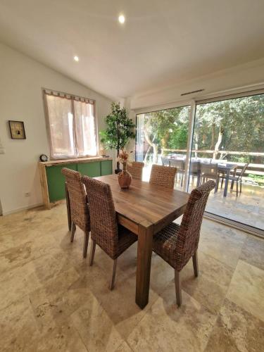 une salle à manger avec une table et des chaises en bois dans l'établissement Opetitparadis, à Six-Fours-les-Plages