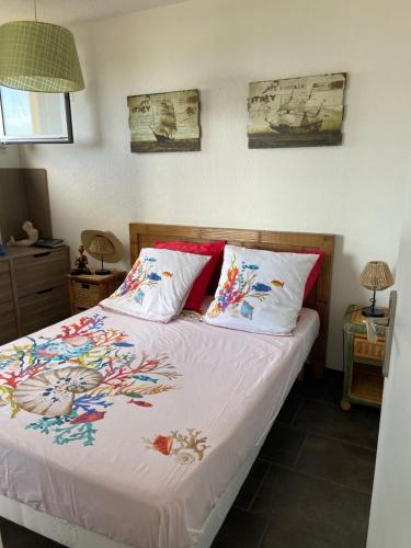 un lit avec deux oreillers dessus dans une chambre dans l'établissement Les Dunes34, à Le Castellas