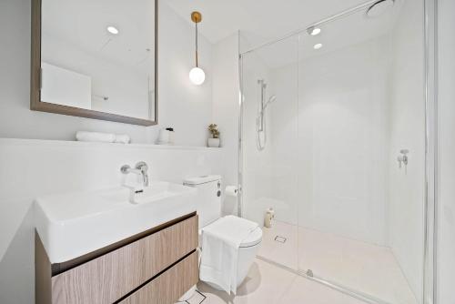 Bilik mandi di Prime Location CBD with Pool & Gym