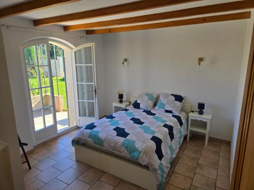 une chambre avec un lit et une porte ouverte dans l'établissement Luboregard, à Cheval-Blanc