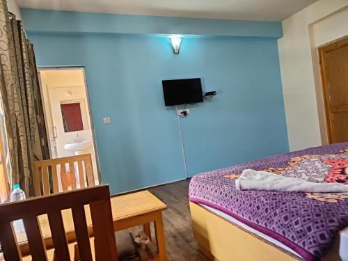 Télévision ou salle de divertissement dans l'établissement TSASKAN hotel
