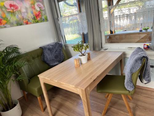 Ruang duduk di Ferienhaus Erfurt-gemütlich-sonnig-Küche-Bad-Garten-Parken-Pool-Sauna-WLAN-CaroGrün