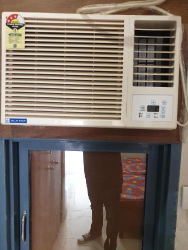 a microwave sitting on top of a table at Old School Appartment in Kapūrthala