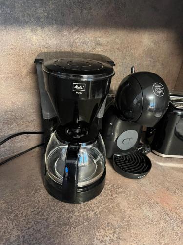 Kemudahan buat kopi dan teh di Ferienhaus Erfurt-gemütlich-sonnig-Küche-Bad-Garten-Parken-Pool-Sauna-WLAN-CaroGrün