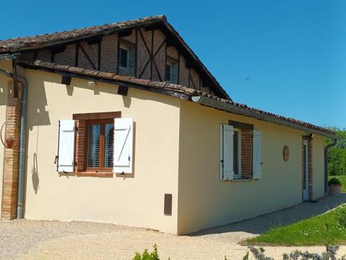 une maison avec deux fenêtres et un toit dans l'établissement Aux 40 Écus - Gingko, à Puycornet