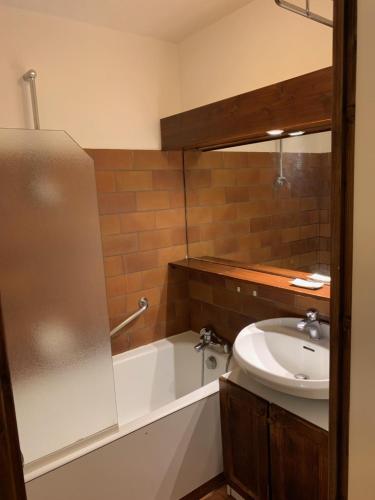 une salle de bain avec un lavabo, des toilettes et une baignoire dans l'établissement Mont arbois megeve, à Megève