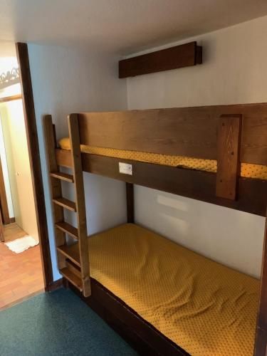 une chambre avec deux lits superposés dans une pièce dans l'établissement Mont arbois megeve, à Megève