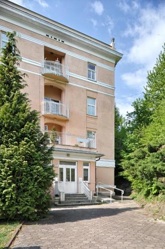 ロガシュカ・スラティナにあるSLOAPART Apartmentsの階段とバルコニー付きのアパートメントビル