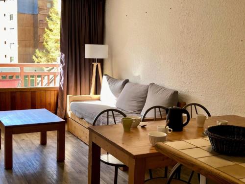 un salon avec un canapé et une table dans l'établissement Résidence Meijotel - 2 pièces Cabine résidence Meijotel MAE-9371, à Vénosc