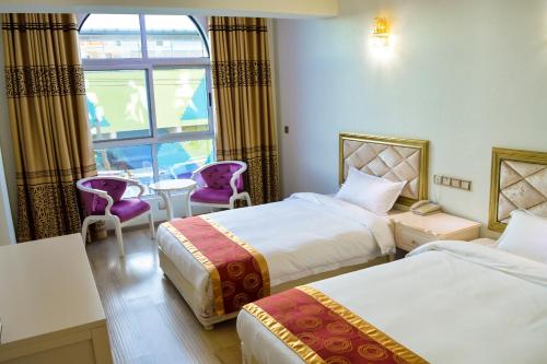 pokój hotelowy z 2 łóżkami, stołem i krzesłami w obiekcie Wuduria Hotel w mieście Nairobi