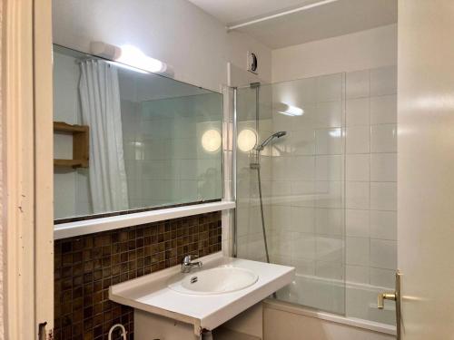une salle de bain avec un lavabo et une douche dans l'établissement Résidence Meijotel - 2 pièces Cabine résidence Meijotel MAE-9371, à Vénosc