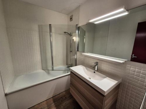 une salle de bain avec un lavabo, une douche et une baignoire dans l'établissement Résidence Meijotel - Studio résidence Meijotel MAE-9541, à Vénosc
