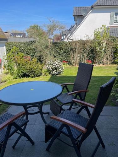 two chairs and a table on a patio at Ferienhaus Kaptein Meyer in Zingst