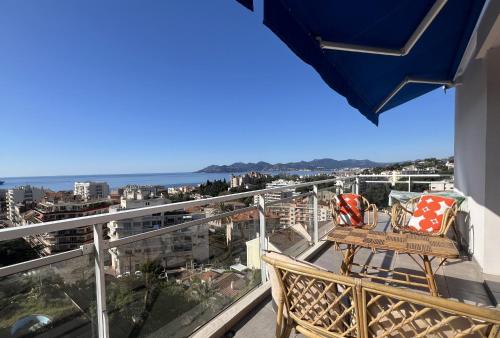 d'un balcon avec des chaises et une vue sur l'océan. dans l'établissement Geoffrey By Terrys Homes, à Cannes