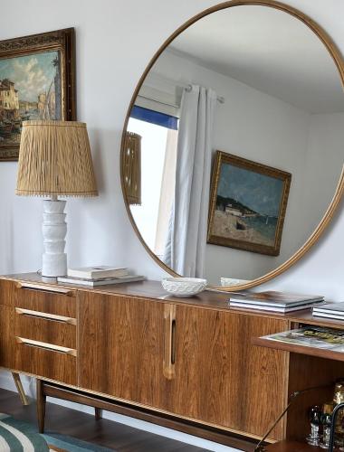 un miroir au-dessus d'une commode en bois avec une lampe dans l'établissement Geoffrey By Terrys Homes, à Cannes