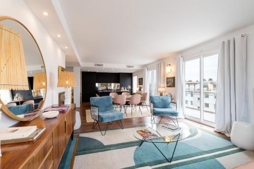 - un salon avec un miroir et une salle à manger dans l'établissement Geoffrey By Terrys Homes, à Cannes