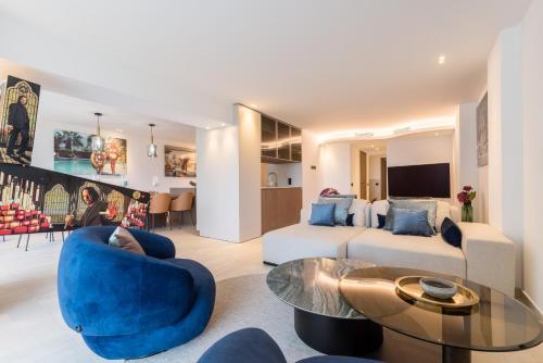 un salon avec un lit, un canapé et une table dans l'établissement Mondrian By Terrys Homes, à Cannes