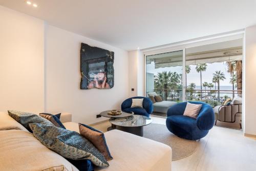 un salon avec un canapé et des chaises dans l'établissement Mondrian By Terrys Homes, à Cannes