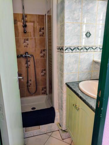 une salle de bain avec douche et lavabo dans l'établissement Appartement T2 Duplex 4 P 35m2 avec parking, proche mer, au Grau-du-Roi