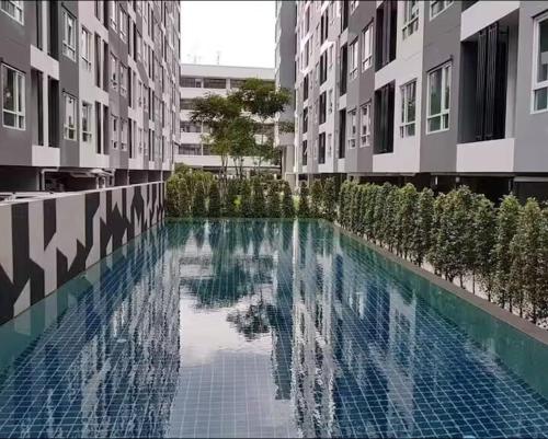 Πισίνα στο ή κοντά στο Stunning Condo - BTS On Nut - Pool, Gym, Wi-Fi