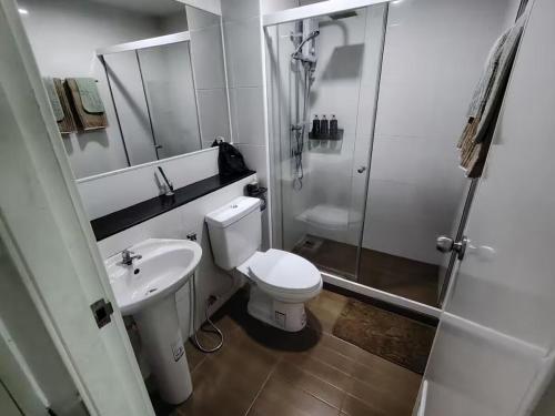 Ένα μπάνιο στο Stunning Condo - BTS On Nut - Pool, Gym, Wi-Fi