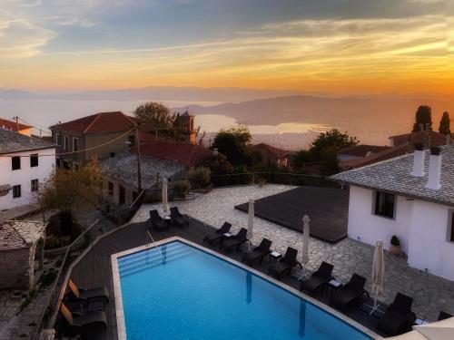 a villa with a swimming pool and a sunset at Despotiko in Portariá