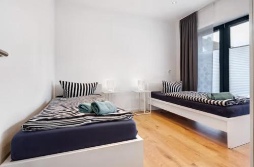 a bedroom with two beds and a window at Casa Caso in Achim