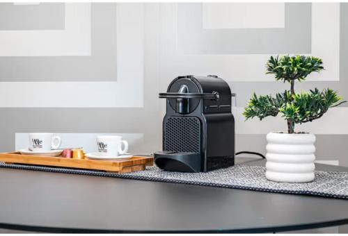 a coffee maker on a table with a plant at Casa Caso in Achim