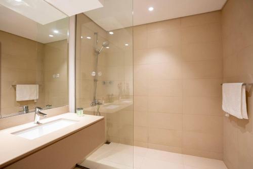 une salle de bain avec lavabo et douche dans l'établissement Bright&spacious 2bd Yas Island, à Abu Dhabi