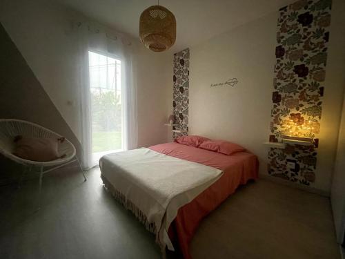 une chambre avec un lit et une fenêtre dans l'établissement Maison cosy au calme, à Tullins