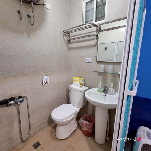 a bathroom with a toilet and a sink at 清芳民宿 Delicateperfume Hotel 瑞芳車站-九份 平溪 Juifen Pingxi in Ruifang