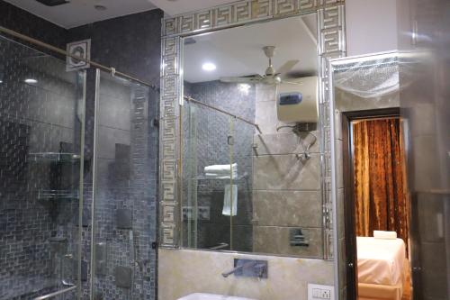 Ένα μπάνιο στο The Royal Suites