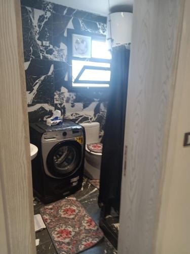 a bathroom with a washing machine and a toilet at شاليه فندقي هلنان بورفؤادHelnan Hotel Chalet in Port Fouad, Port Said in Chantier Island