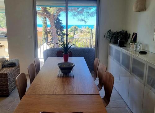 Photo de la galerie de l'établissement Mont Saint Clair Villa with pool and sea view, à Sète
