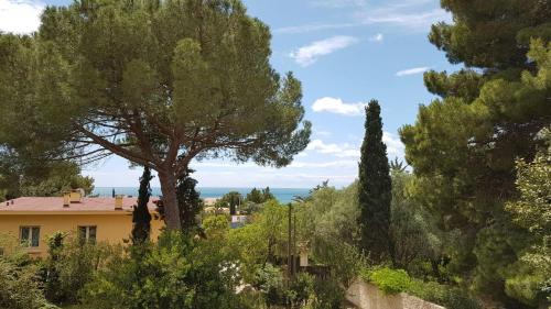 Photo de la galerie de l'établissement Mont Saint Clair Villa with pool and sea view, à Sète