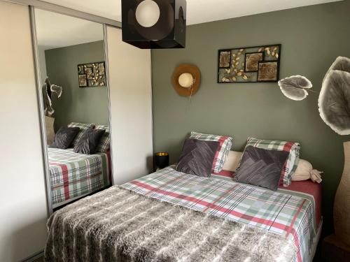 une chambre avec un lit et un miroir dans l'établissement petit paradis au soleil, à Narbonne