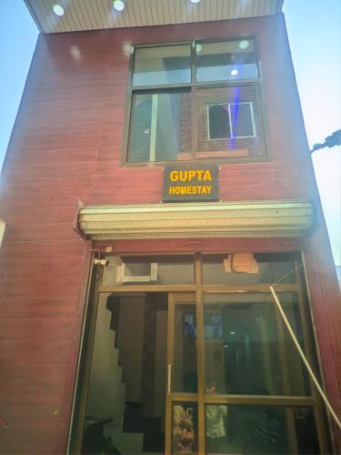 AyodhyaにあるGupta Homestayの看板の赤い建物