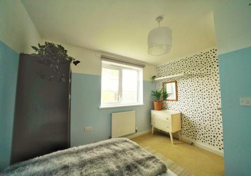 a bedroom with a bed and a window at Broomfield Nook - 2 Bed Ground floor Maisonette close to Harry Potter studio tour in Abbots Langley